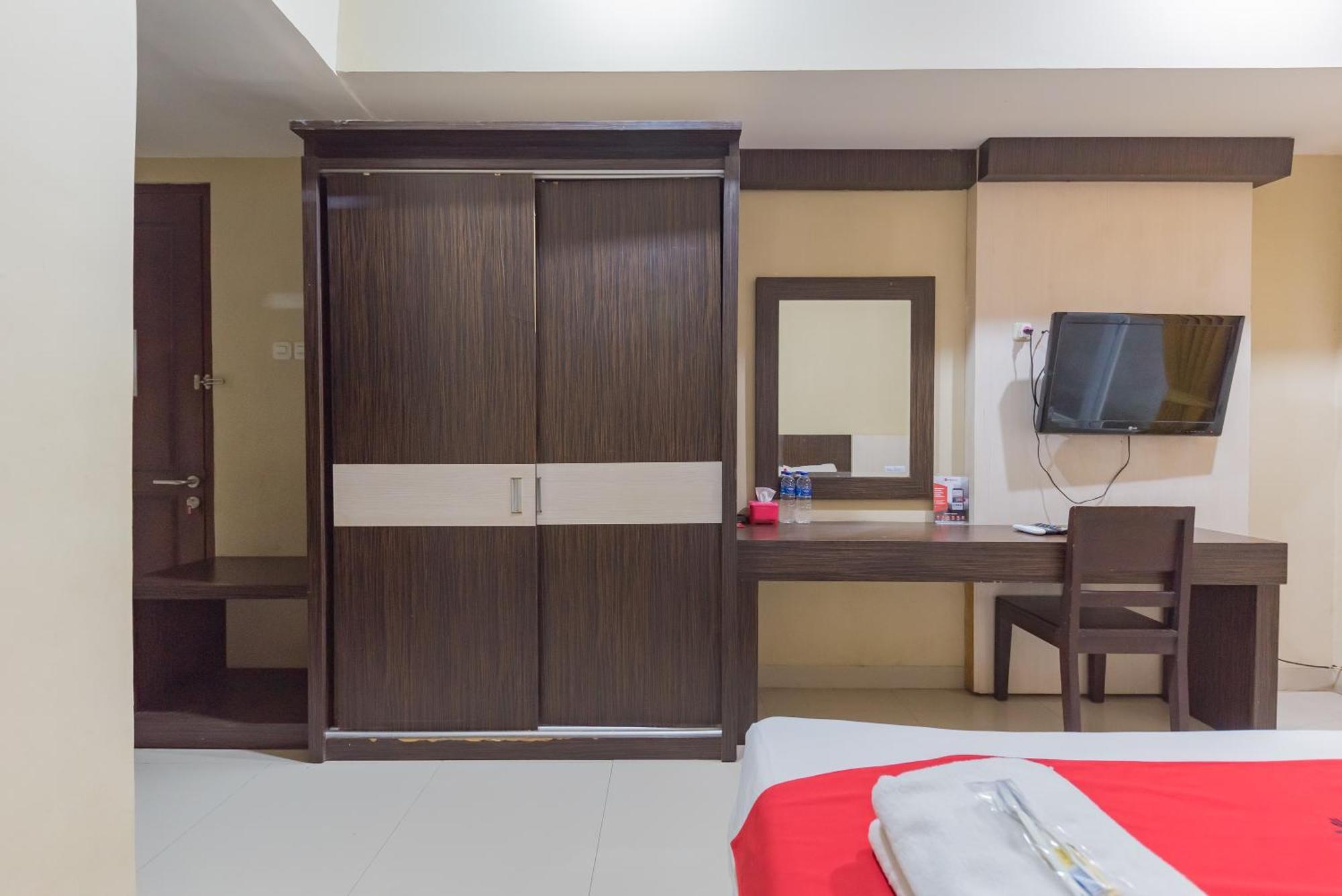 Hotel RedDoorz near Pasar Pagi Cirebon Zewnętrze zdjęcie